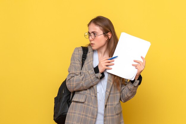 Vista frontal de la estudiante con archivos