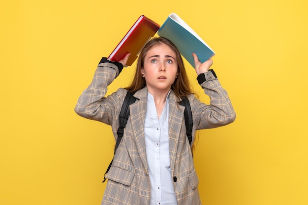 Vista frontal de la estudiante con archivos