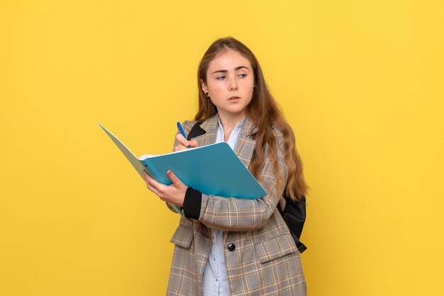 Vista frontal de la estudiante con archivos