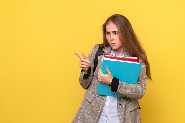 Vista frontal de la estudiante con archivos