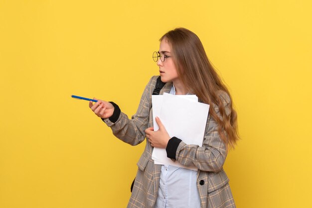 Vista frontal de la estudiante con archivos