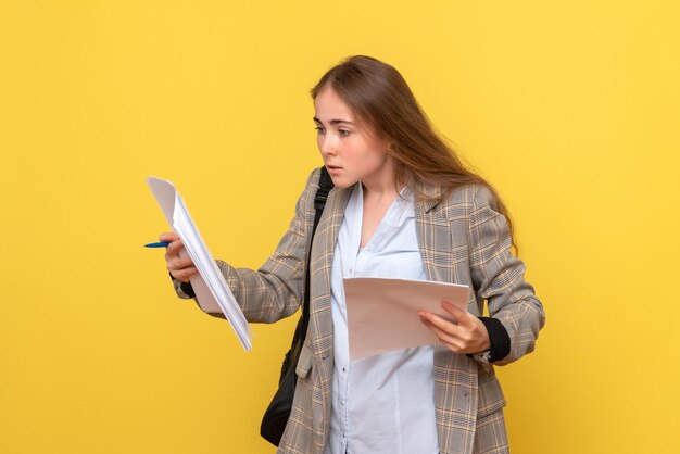 Vista frontal de la estudiante con archivos