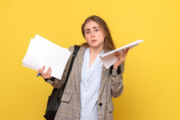 Vista frontal de la estudiante con archivos