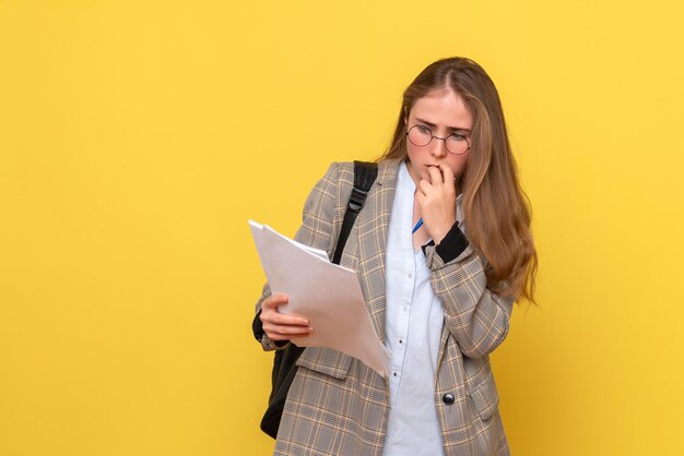 Vista frontal de la estudiante con archivos