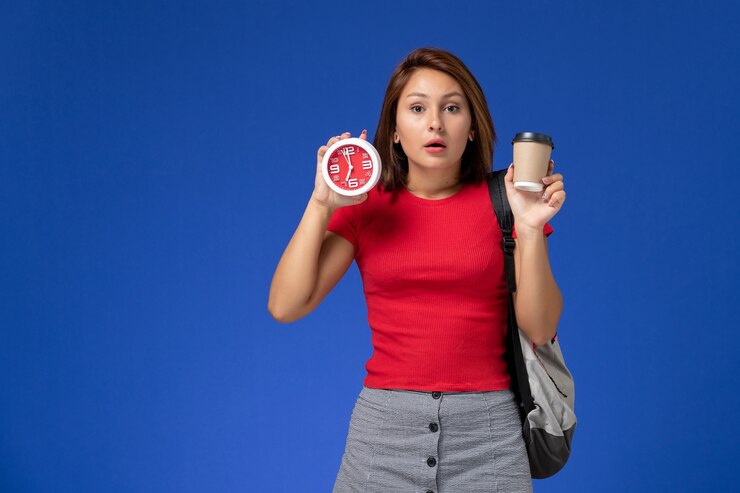 Foto gratuito vista frontal de la estudiante en camisa roja con mochila con relojes y café
