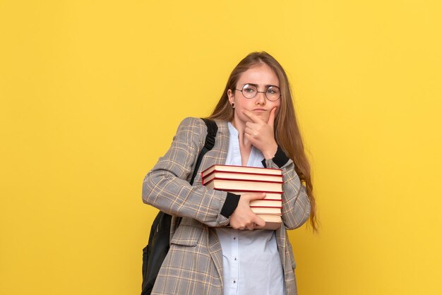 Vista frontal de la estudiante con libros