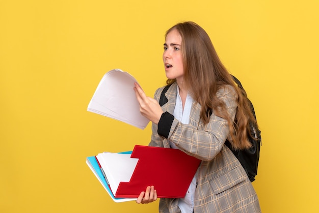 Foto gratuita vista frontal de la estudiante con papeles