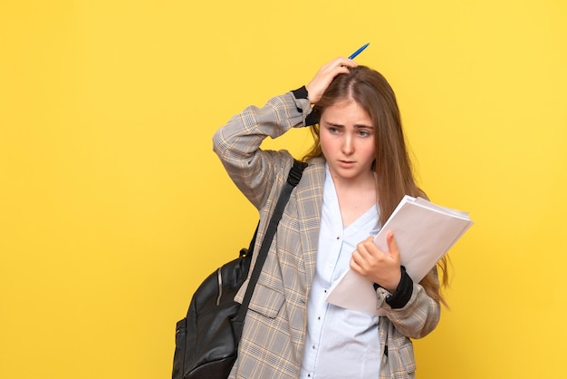 Foto gratuita vista frontal de la estudiante con papeles