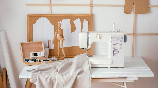 Vista frontal del estudio de confección con máquina de coser