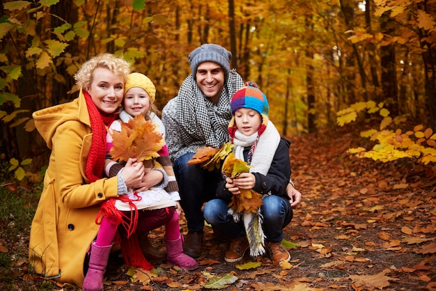 Vista frontal de la familia en el bosque