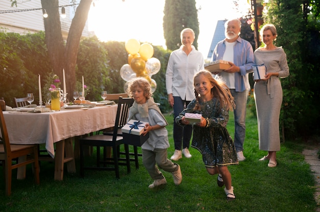 Vista frontal familia celebrando cumpleaños