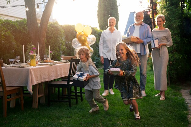 Vista frontal familia celebrando cumpleaños