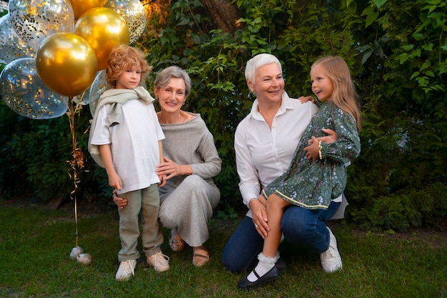 Vista frontal familia celebrando cumpleaños