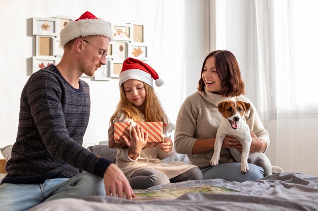 Vista frontal de la familia en concepto de Navidad