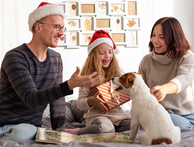 Vista frontal de la familia en concepto de Navidad