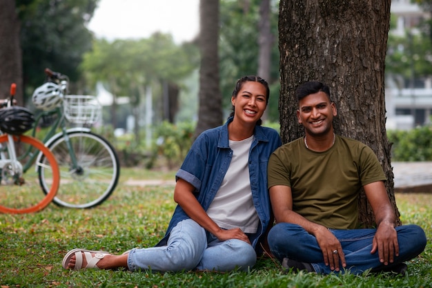 Foto gratuita vista frontal familia feliz al aire libre