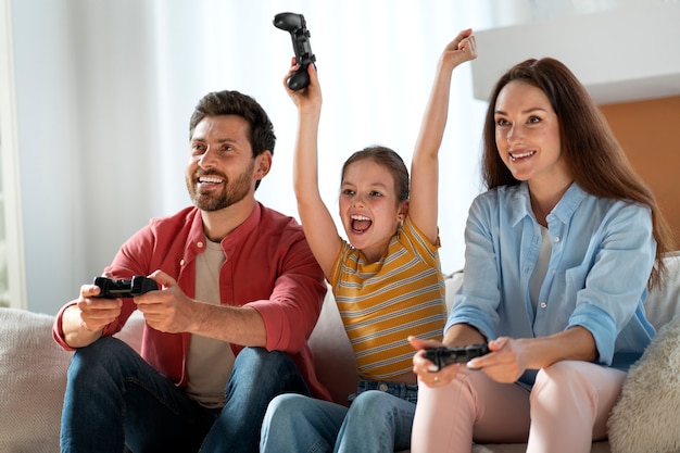 Foto gratuita vista frontal familia jugando videojuegos