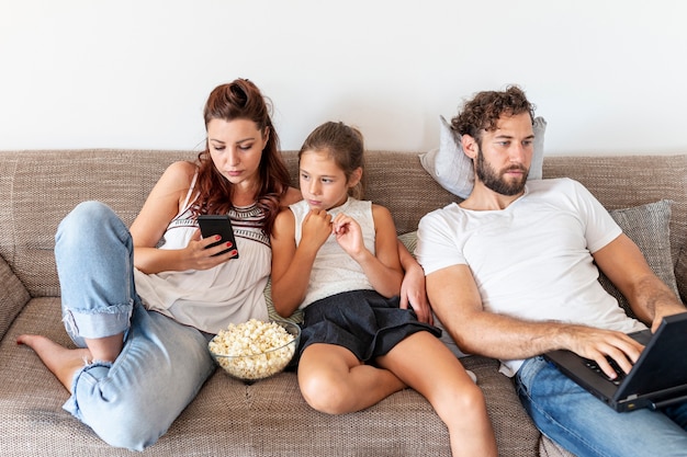 Foto gratuita vista frontal de la familia juntos en el sofá