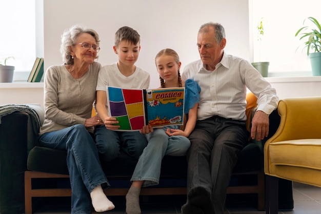 Vista frontal familia leyendo cómics juntos