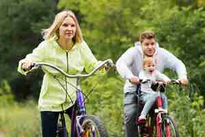 Foto gratuita vista frontal de la familia pasando un buen rato con las bicicletas.