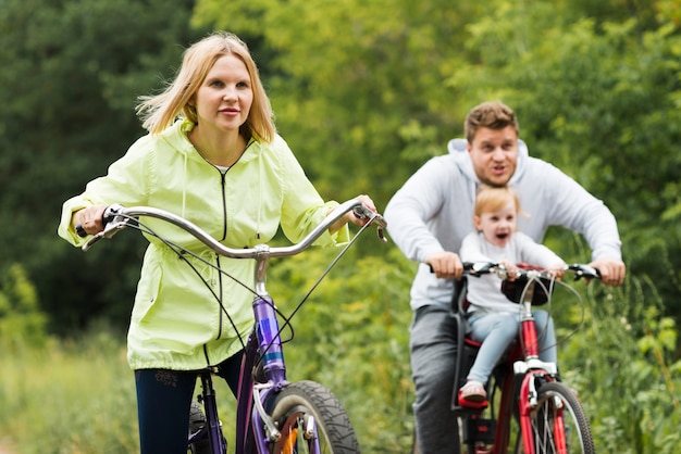 Vista frontal de la familia pasando un buen rato con las bicicletas.