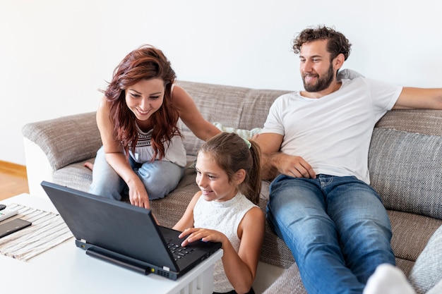 Vista frontal de la familia pasando tiempo juntos