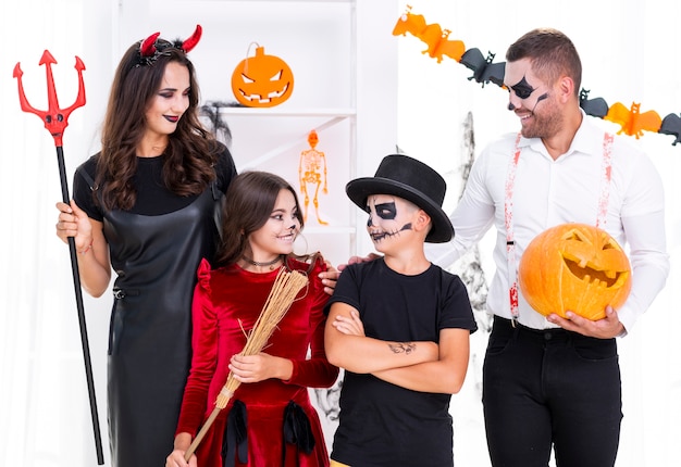 Vista frontal familia vestida con disfraces de halloween