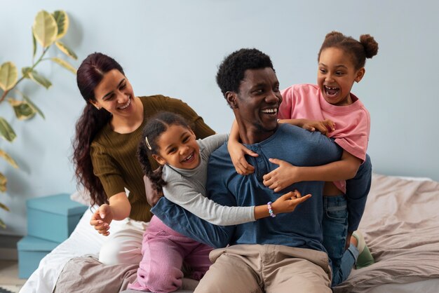 Vista frontal felices padres e hijos