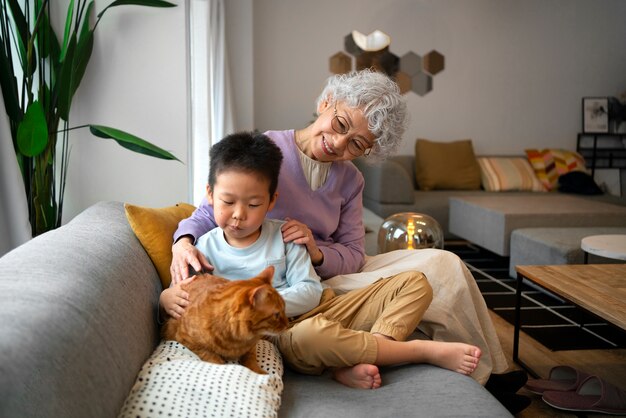 Vista frontal feliz familia japonesa con gato