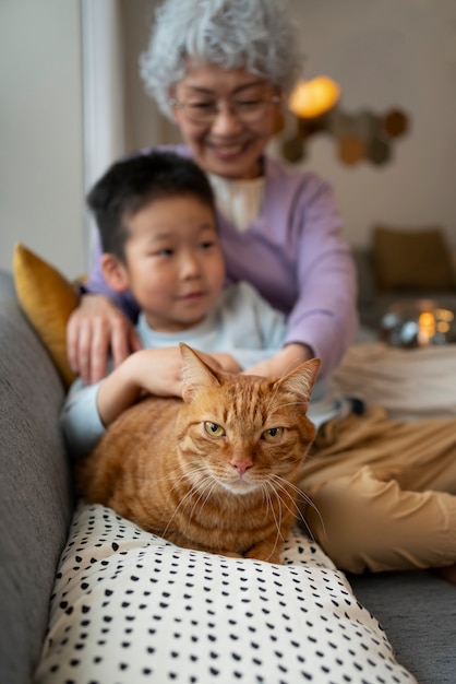 Vista frontal feliz familia japonesa con gato