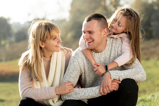 Foto gratuita vista frontal feliz joven familia mirándose