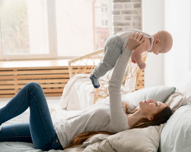 Vista frontal de la feliz madre e hijo