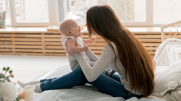 Foto gratuita vista frontal de la feliz madre e hijo