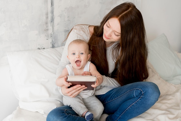 Foto gratuita vista frontal de la feliz madre e hijo