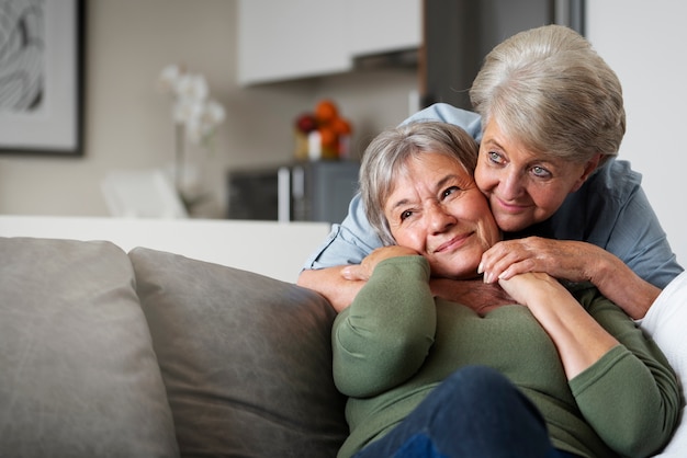 Vista frontal feliz pareja de ancianos queer