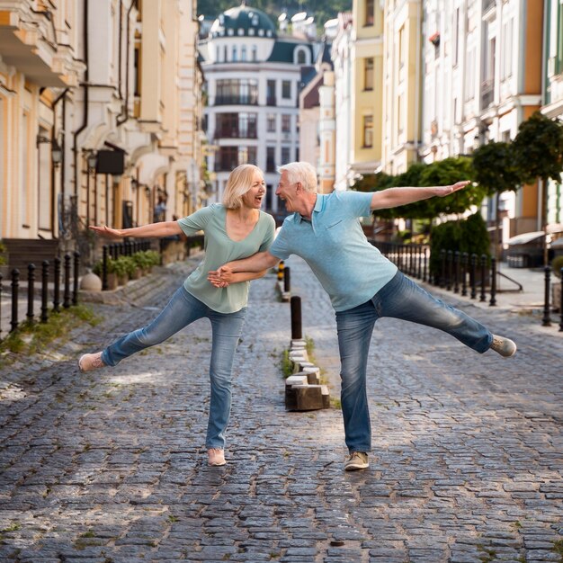 Vista frontal de la feliz pareja senior disfrutando de su tiempo en la ciudad