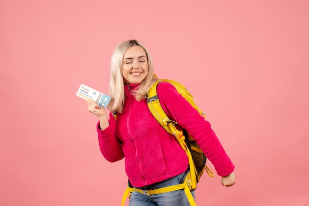 Foto gratuita vista frontal feliz viajero mujer en ropa casual con mochila con boleto de viaje