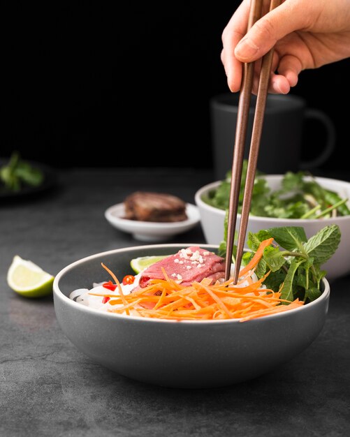 Vista frontal de fideos con zanahorias y espacio de copia