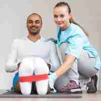 Foto gratuita vista frontal del fisioterapeuta hombre y mujer haciendo ejercicios