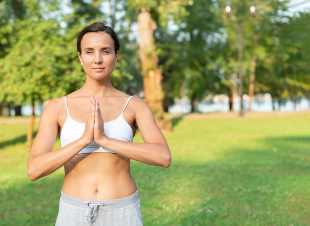 Vista frontal fit mujer meditando