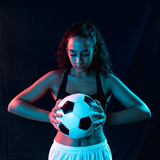 Vista frontal en forma de mujer con balón de fútbol