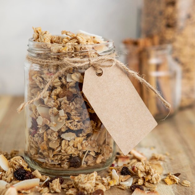 Vista frontal de frascos con cereales para el desayuno y etiqueta