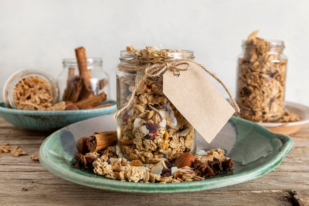 Foto gratuita vista frontal de frascos en un plato con cereales para el desayuno y etiqueta