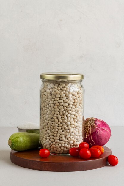 Vista frontal de frijoles crudos en tarro con verduras