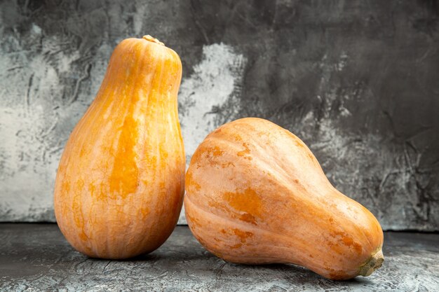 Vista frontal de la fruta madura de calabaza fresca sobre fondo oscuro-claro