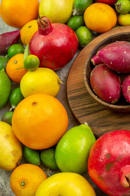 Vista frontal frutas frescas diferentes frutas maduras y suaves sobre fondo blanco color baya sabrosa dieta de salud