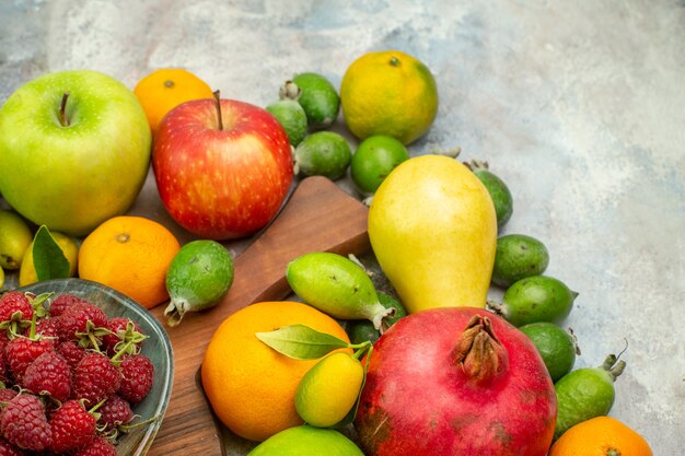 Vista frontal de frutas frescas diferentes frutas maduras y suaves sobre fondo blanco foto color sabroso dieta baya salud