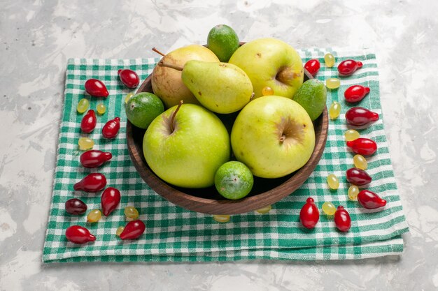 Vista frontal frutas frescas manzanas peras y feijoa en un espacio en blanco