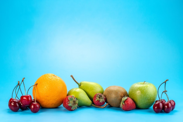 Foto gratuita una vista frontal de frutas frescas suaves y maduras en azul, jugo de frutas de color de verano