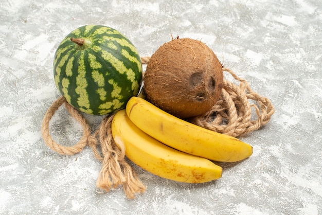 Vista frontal frutas maduras sandía coco y plátanos